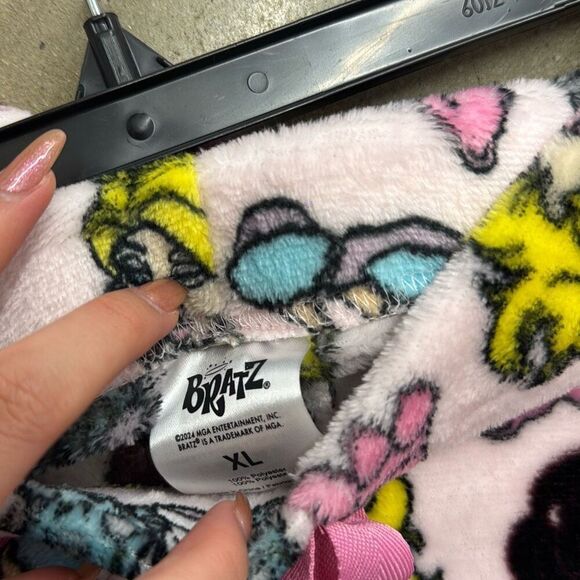 NWT Bratz Fuzzy Booty Shorts size xl - Picture 3 of 4